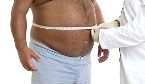 le médecin détermine le moyen de perdre du poids pour un homme obèse